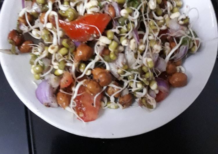 Sprouted moong beans and black gram salad