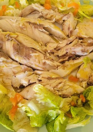 Una foto de Lecha a la sal y de acompañamiento una rica ensalada