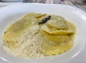 Foto di Ravioli ripieni di Gorgonzola con Burro, Salvia e Parmigiano Grattugiato