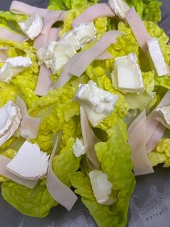 Una foto de Ensalada con pavo y queso de cabra