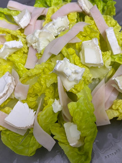 Una foto de Ensalada con pavo y queso de cabra