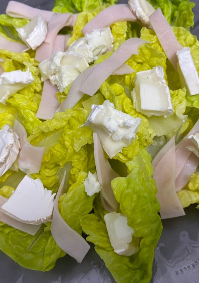 Una foto de Ensalada con pavo y queso de cabra