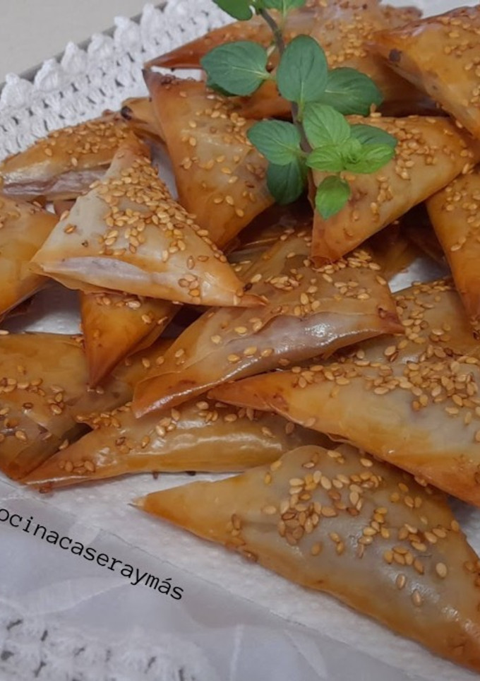 Una foto de Briouats de cacahuete y dulce de leche