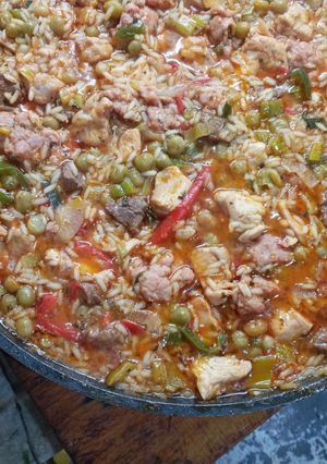 Una foto de Paella de carnes