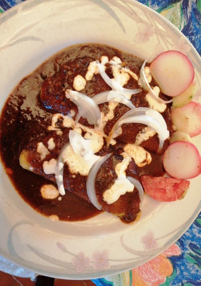 Una foto de Empanadas de plátano con mole