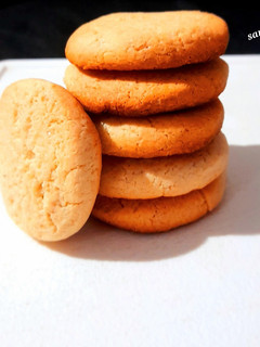 A picture of Osmania Biscuits With White Butter.