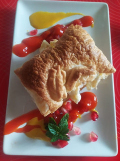 Una foto de Hojaldre relleno de ensaladilla y granada
