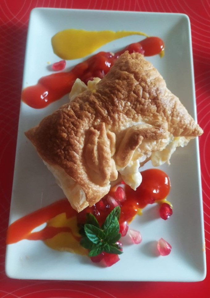 Una foto de Hojaldre relleno de ensaladilla y granada