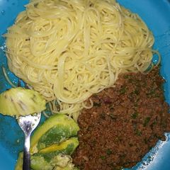 A picture of Minced meat and spaghetti. Served with avocado.
