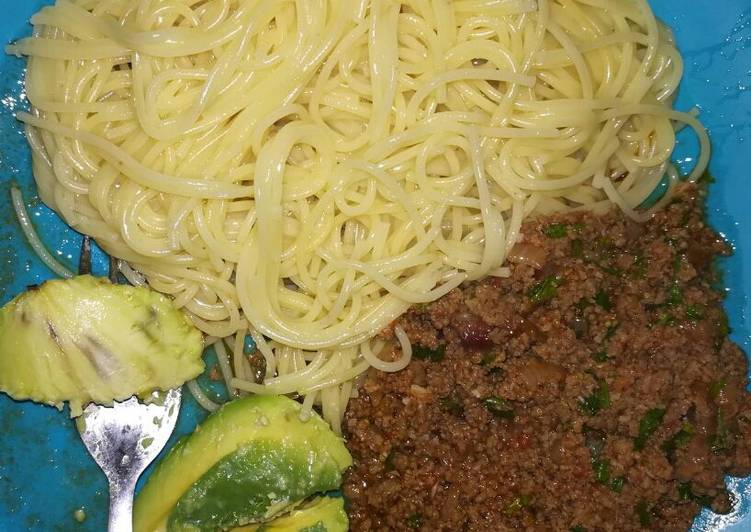 Minced meat and spaghetti. Served with avocado