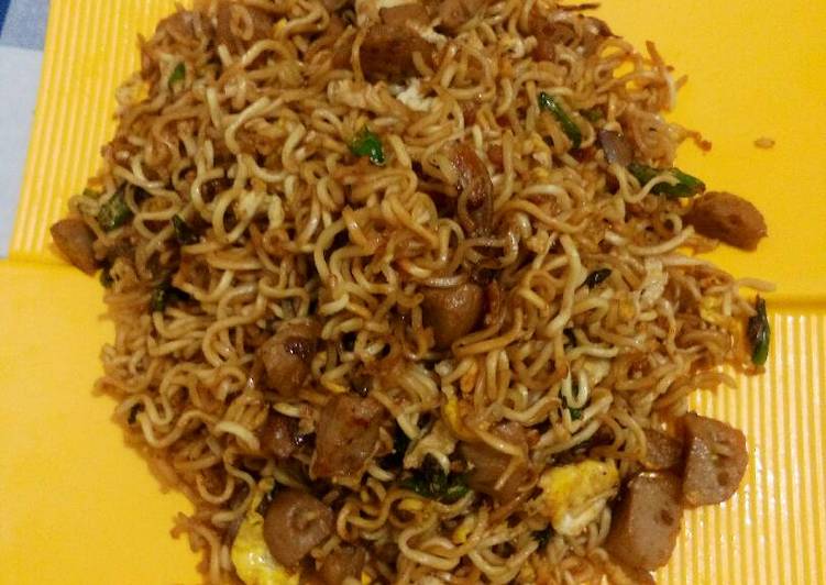 Bagaimana Menyiapkan Mie goreng bakso+telor yang Bikin Ngiler