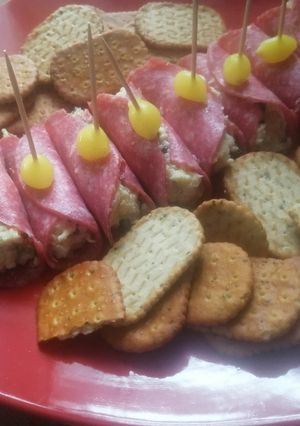 Zdjęcie przepisu Roladki z salami z pastą jajeczną.
