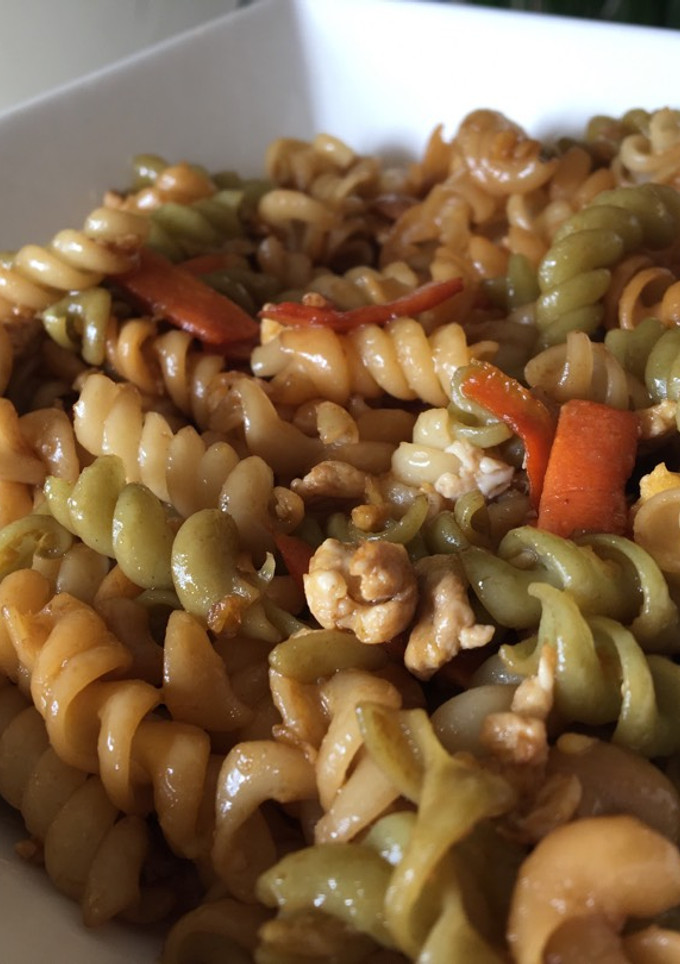 Una foto de Macarrones chinos con salsa de soja (invento mío 😁)