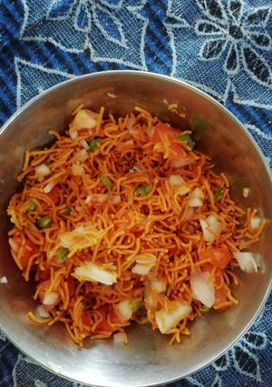 A picture of Cornflakes bhel.