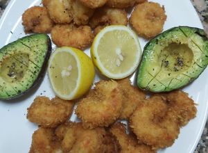 Una foto de Langostinos apanados con coco, y otros con panko
