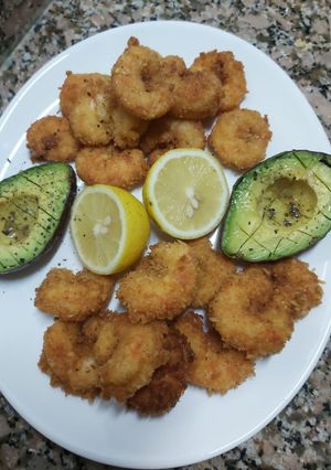 Una foto de Langostinos apanados con coco, y otros con panko