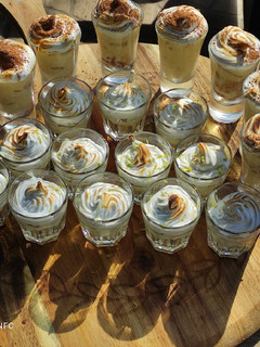 Una foto de Vasitos con pie de limón y tres leches