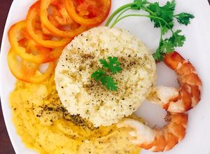 Hình của món Trứng rán phô mai - tôm luộc nước dừa - cơm chiên trứng.