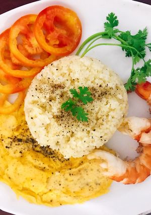 Hình của món Trứng rán phô mai - tôm luộc nước dừa - cơm chiên trứng.