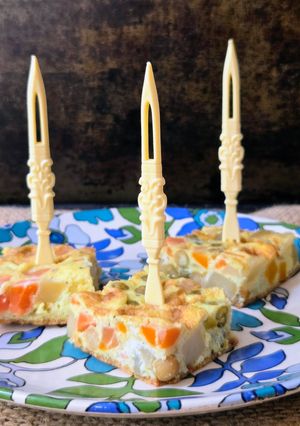 Una foto de Tortilla salvadora con lata de jardinera 🥕 🥔 🫛Tortilla de papa, zanahoria y arvejas enlatadas 🥫 🥚