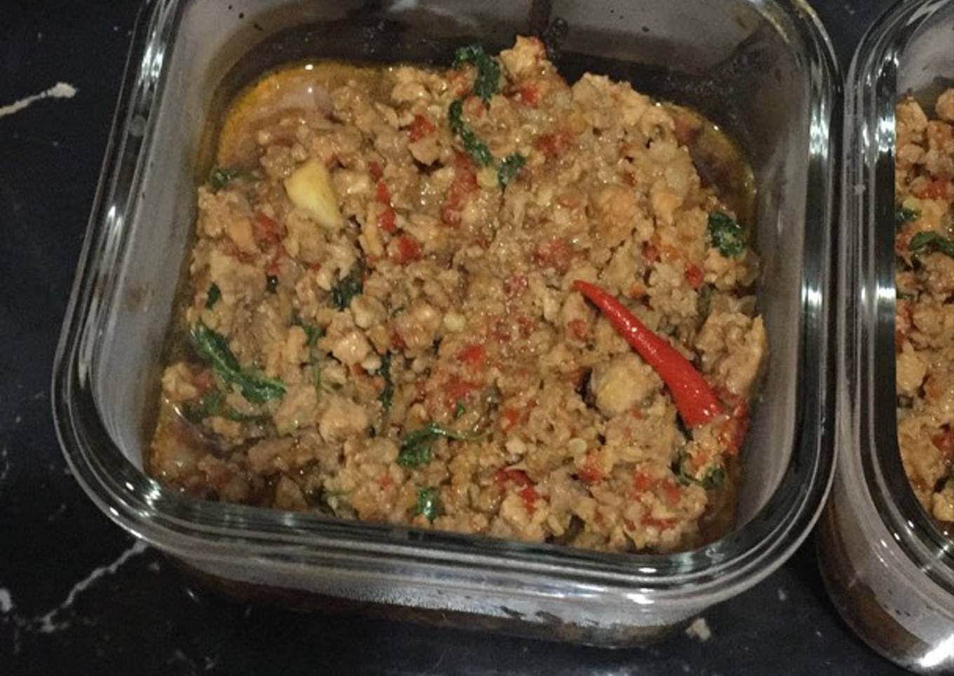 Kad kra pao (Babi rica ala thailand)