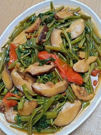 Cara Mudah Membikin Resep Cah Kangkung Jamur Saus Tiram yang Uenak Anti Ribet, Menggugah Selera