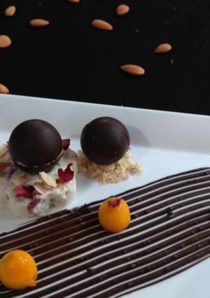 A picture of Dark Chocolate Sphere Bomb.