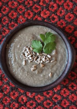 Una foto de Crema de champiñones y acelga al jengibre