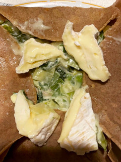 Une photo de Galette sarrasin à la fondue de poireaux et au camembert