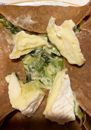 Une photo de Galette sarrasin à la fondue de poireaux et au camembert