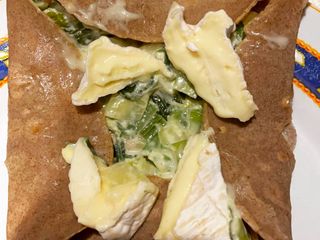 Galette sarrasin à la fondue de poireaux et au camembert