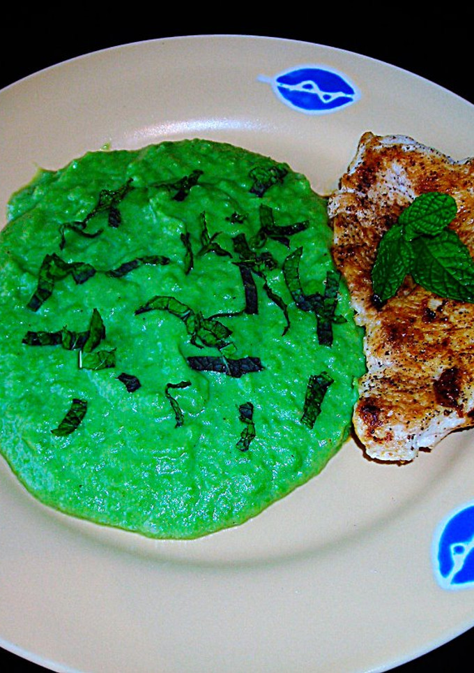 Una foto de Filetes de pechuga de pollo con puré de guisantes frescos