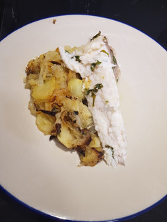 Una foto de Rape al horno con patatas panaderas