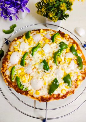 कैप्सिकम कॉर्न पिज़्ज़ा (Capsicum corn pizza recipe in Hindi) रेसिपी मुख्य फोटो