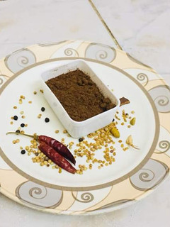 தலப்பாக்கட்டி சிக்கன் மசாலா பொடி (Thalappakatti chicken masala powder recipe in tamil) செய்முறை முக்கிய புகைப்படம்