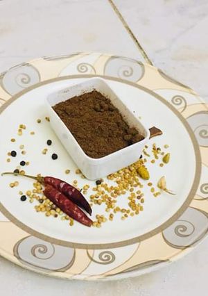 தலப்பாக்கட்டி சிக்கன் மசாலா பொடி (Thalappakatti chicken masala powder recipe in tamil) செய்முறை முக்கிய புகைப்படம்