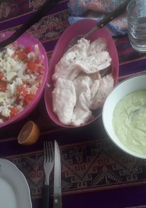 Una foto de Bife de pollo con ensalada de arroz y mayonesa de apio