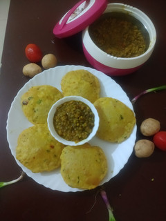 मूंग छोले आलू पूड़ी (Moong chole aloo puri recipe in Hindi) रेसिपी मुख्य फोटो