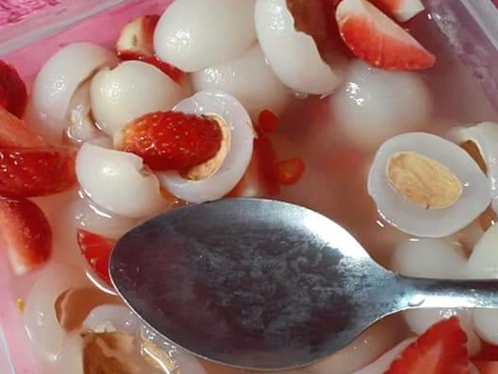 Easy Steps to Make Recipes Asinan Rambutan strawberry the Can Spoil the Tongue Can Pamper Your Tongue.