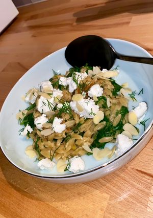 Une photo de [ONE POT] Orzo aux épinards & duo de fromages frais