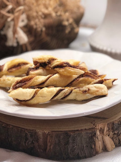 Una foto de Lazos de hojaldre con chocolate