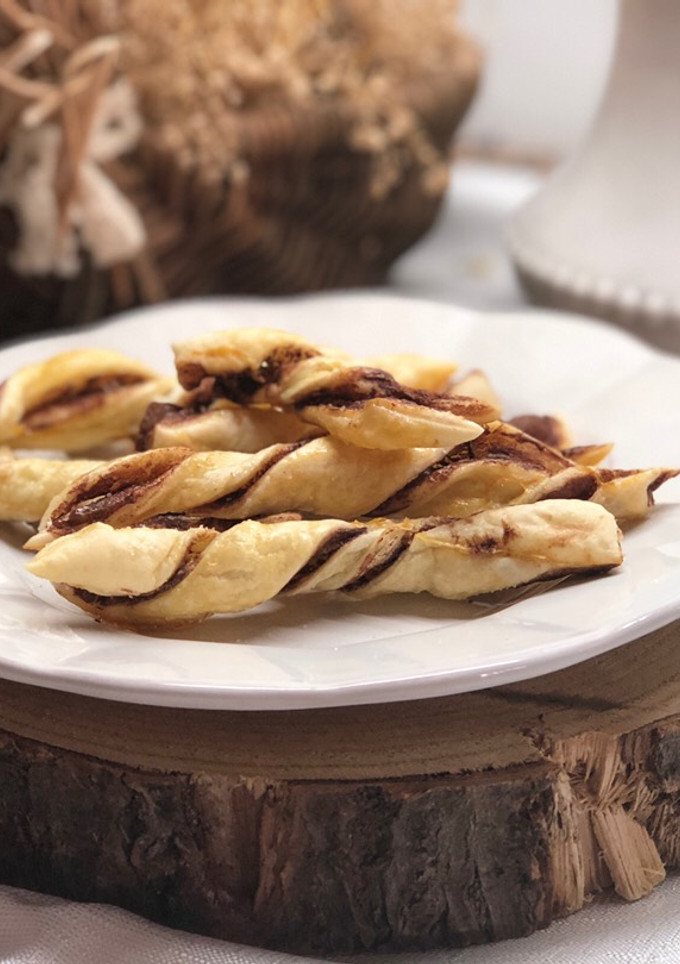 Una foto de Lazos de hojaldre con chocolate