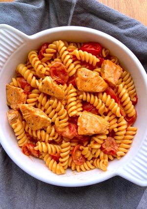 A picture of Tomato Coconut Cream Pasta with Salmon.