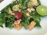 Una foto de ensalada de atún con fresas