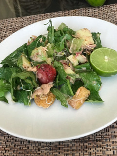 Una foto de Ensalada de atún con frutas🥗