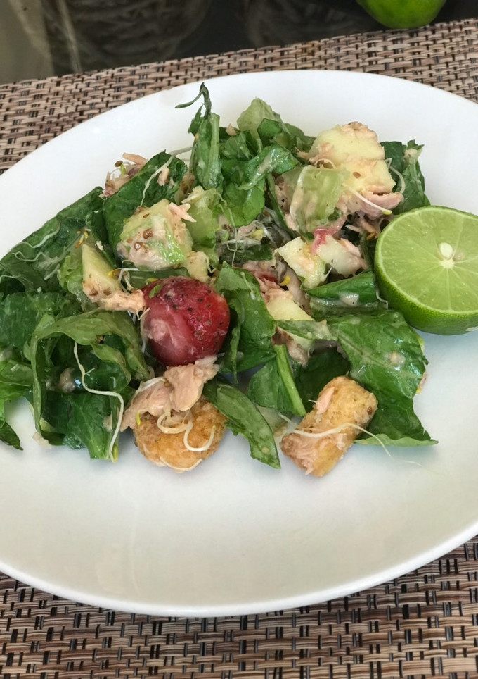 Una foto de Ensalada de atún con frutas🥗