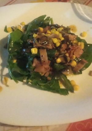 Una foto de Ensalada de espinacas con tocino