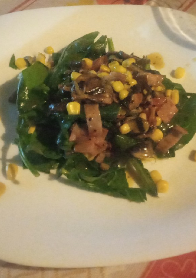 Una foto de Ensalada de espinacas con tocino