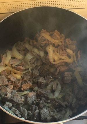 Una foto de Milanesa de res encebollada