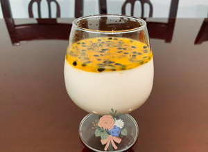 Hình của món Panna cotta chanh dây.